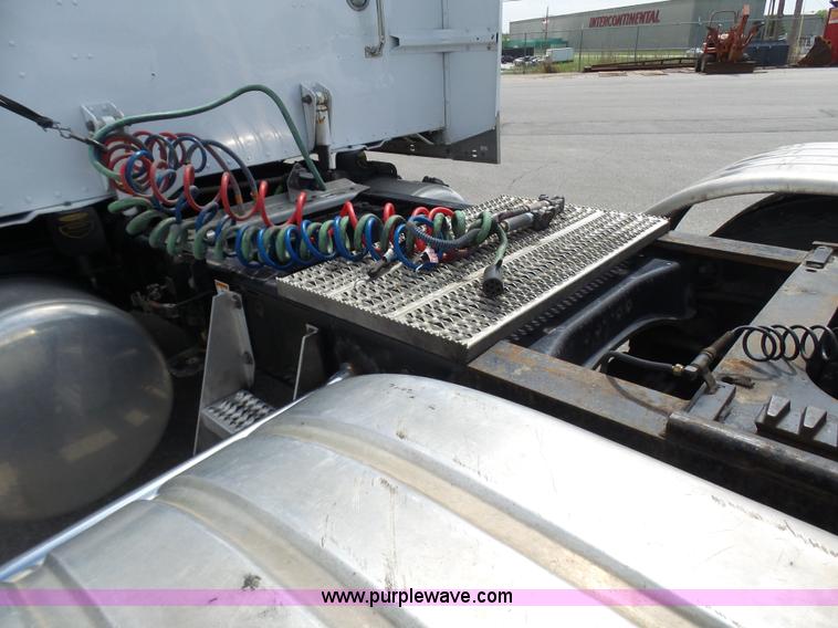 image for item L7023 2005 Peterbilt 379 semi truck