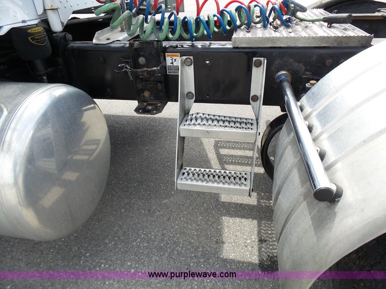 image for item L7023 2005 Peterbilt 379 semi truck