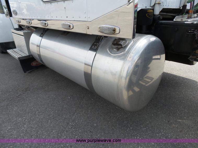 image for item L7023 2005 Peterbilt 379 semi truck