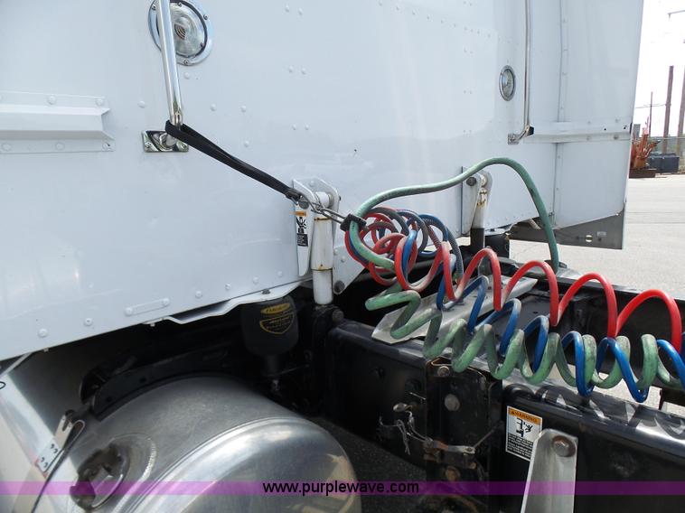 image for item L7023 2005 Peterbilt 379 semi truck