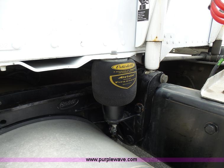 image for item L7023 2005 Peterbilt 379 semi truck