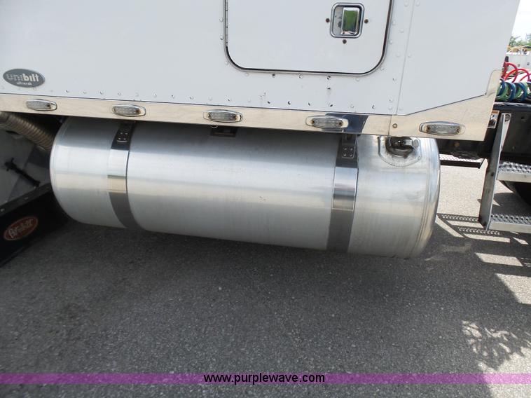 image for item L7023 2005 Peterbilt 379 semi truck