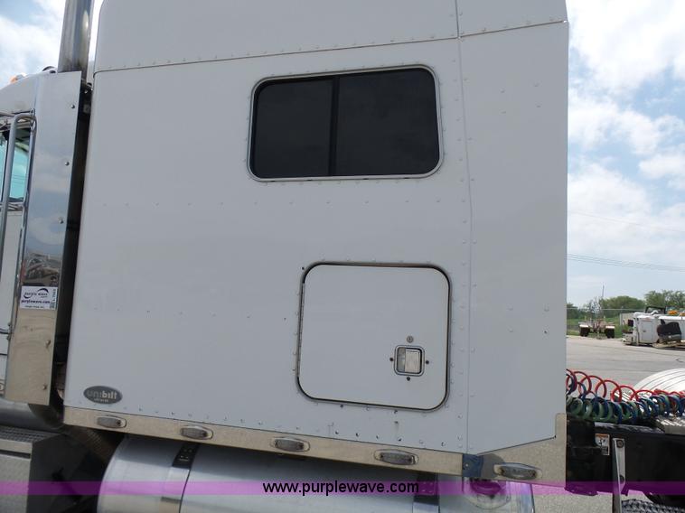 image for item L7023 2005 Peterbilt 379 semi truck