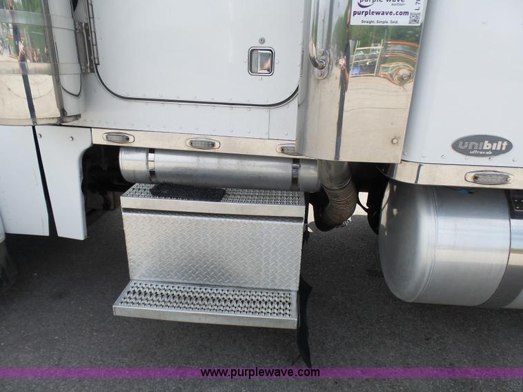 image for item L7023 2005 Peterbilt 379 semi truck