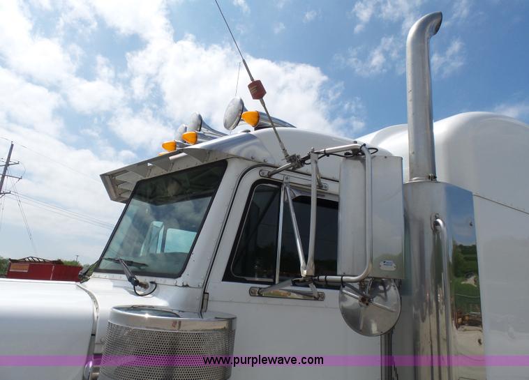 image for item L7023 2005 Peterbilt 379 semi truck