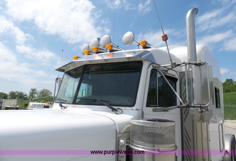 image for item L7023 2005 Peterbilt 379 semi truck
