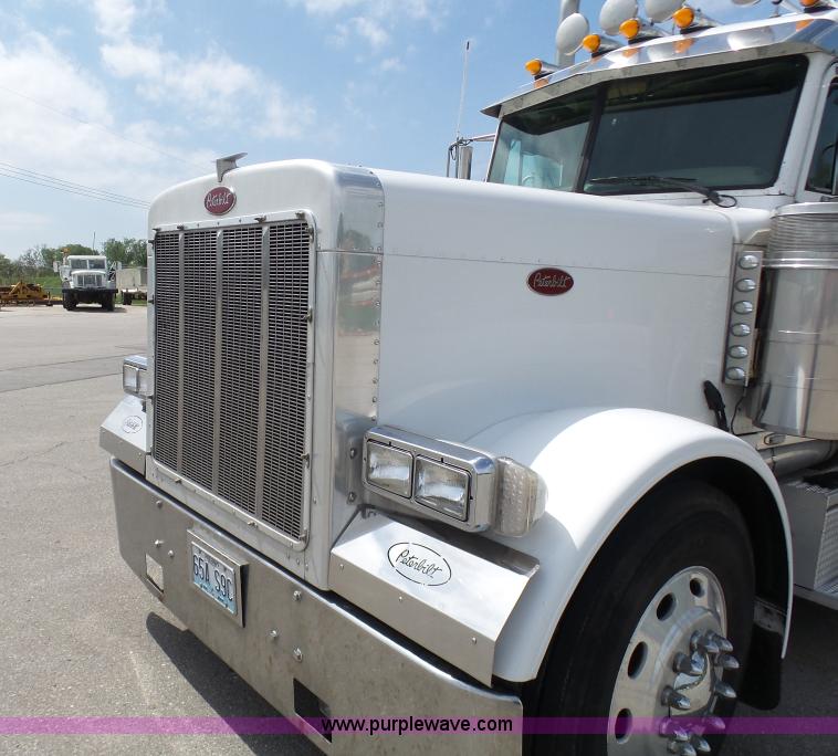 image for item L7023 2005 Peterbilt 379 semi truck