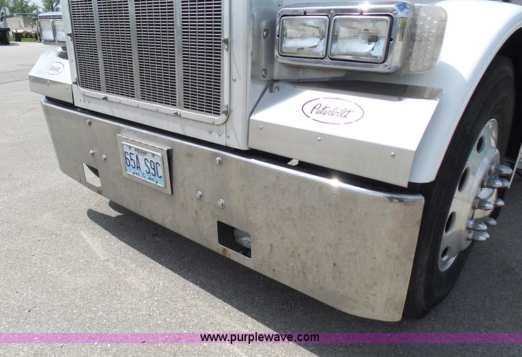 image for item L7023 2005 Peterbilt 379 semi truck