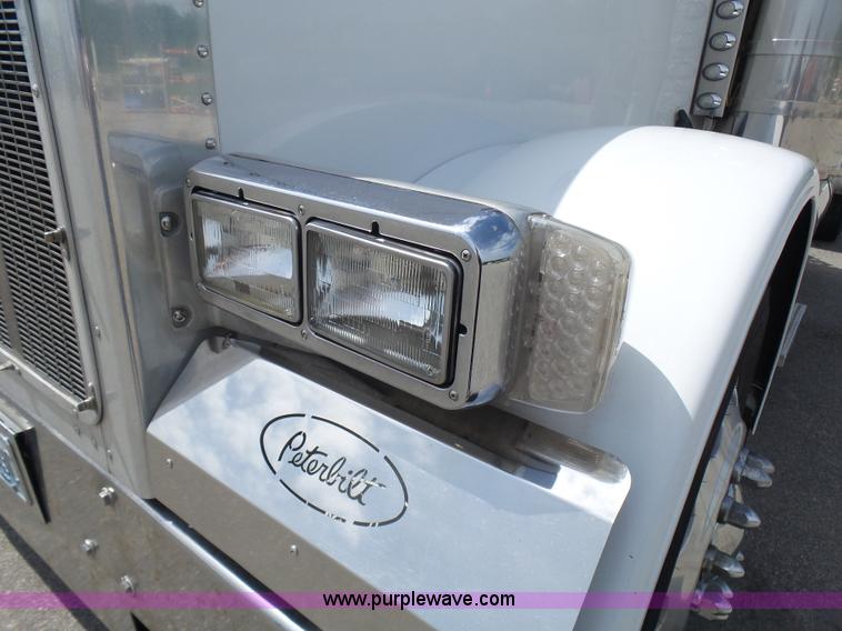 image for item L7023 2005 Peterbilt 379 semi truck