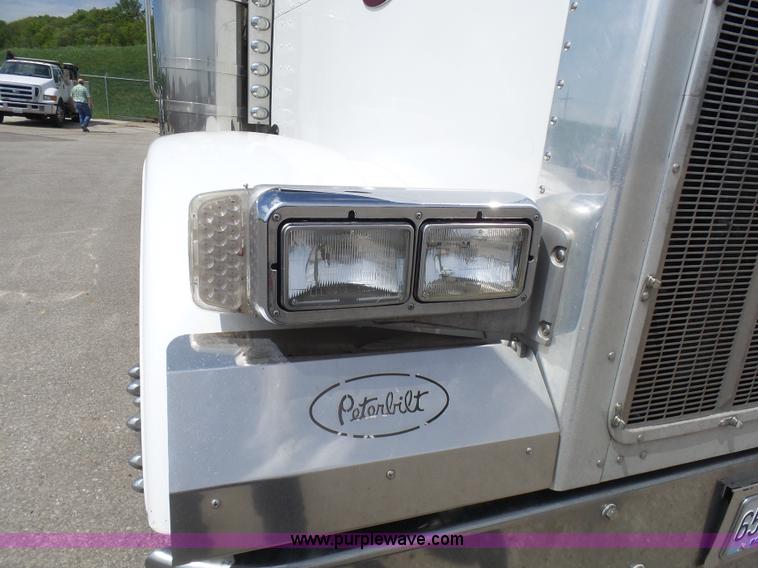 image for item L7023 2005 Peterbilt 379 semi truck