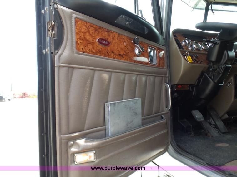 image for item L7023 2005 Peterbilt 379 semi truck