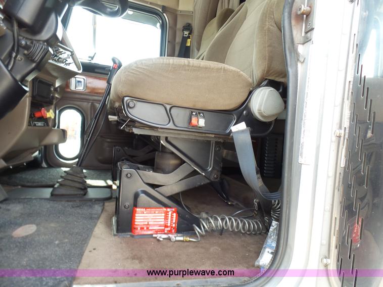 image for item L7023 2005 Peterbilt 379 semi truck