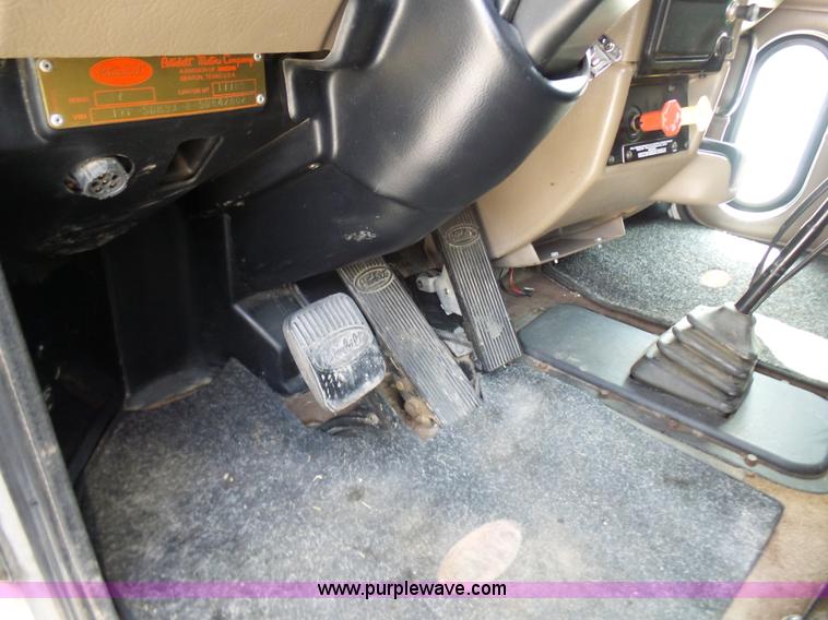 image for item L7023 2005 Peterbilt 379 semi truck