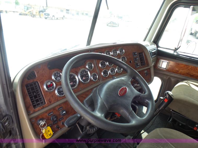 image for item L7023 2005 Peterbilt 379 semi truck