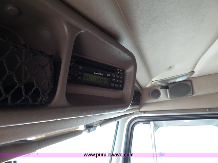 image for item L7023 2005 Peterbilt 379 semi truck