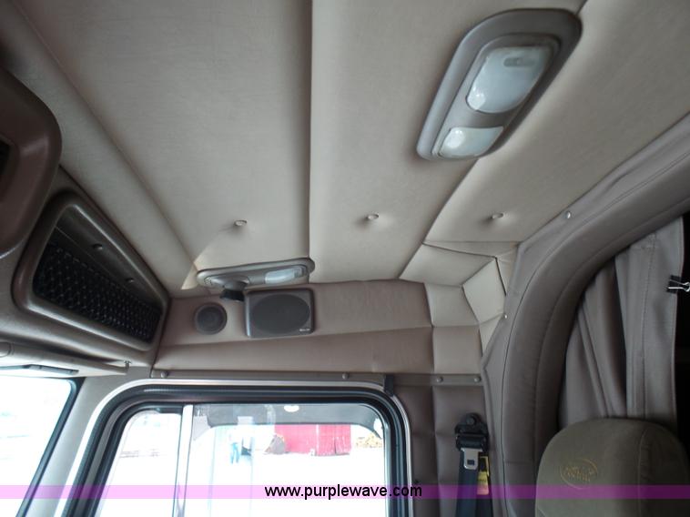 image for item L7023 2005 Peterbilt 379 semi truck