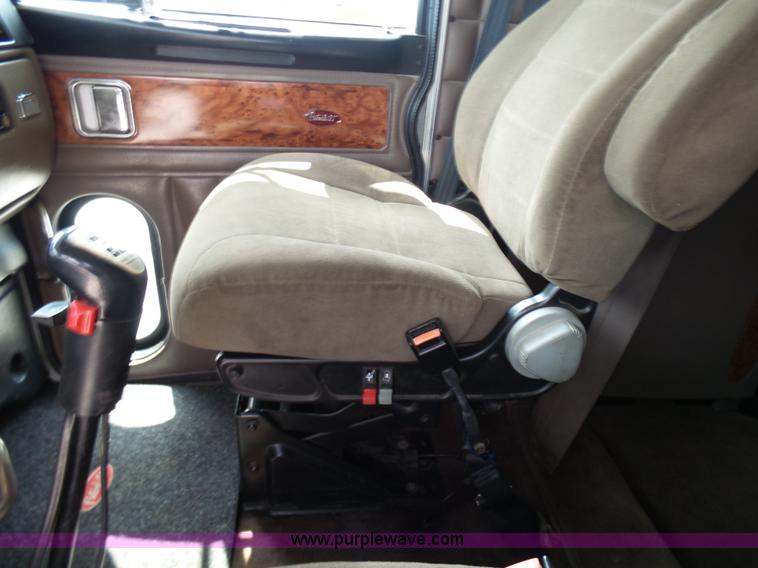 image for item L7023 2005 Peterbilt 379 semi truck