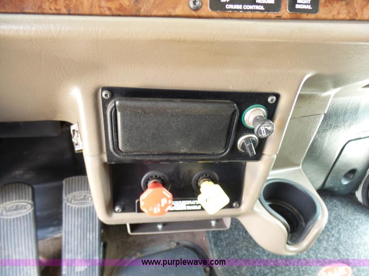 image for item L7023 2005 Peterbilt 379 semi truck