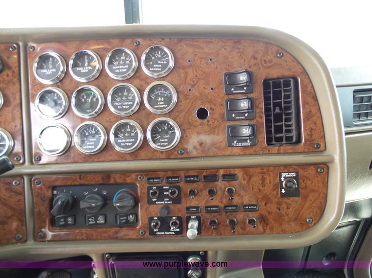 image for item L7023 2005 Peterbilt 379 semi truck