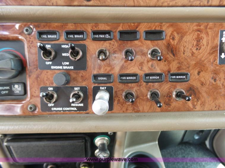 image for item L7023 2005 Peterbilt 379 semi truck