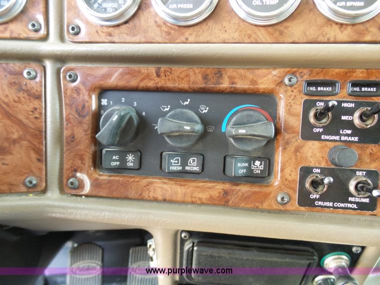 image for item L7023 2005 Peterbilt 379 semi truck