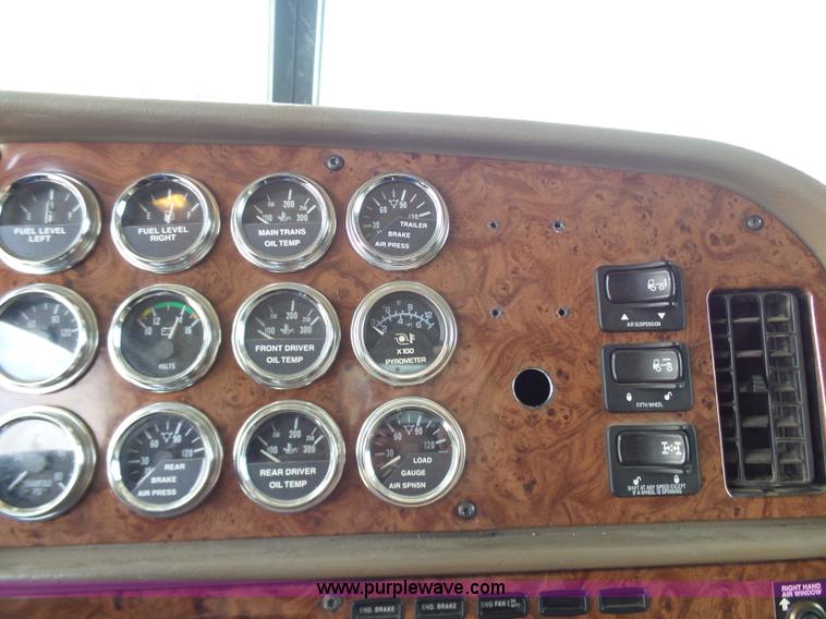 image for item L7023 2005 Peterbilt 379 semi truck