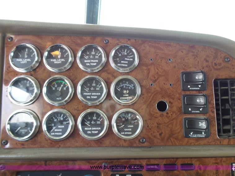 image for item L7023 2005 Peterbilt 379 semi truck