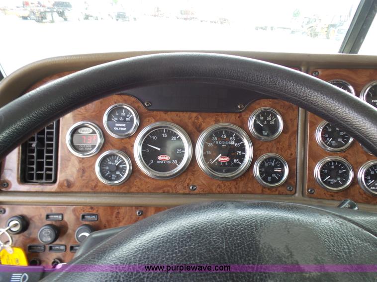 image for item L7023 2005 Peterbilt 379 semi truck