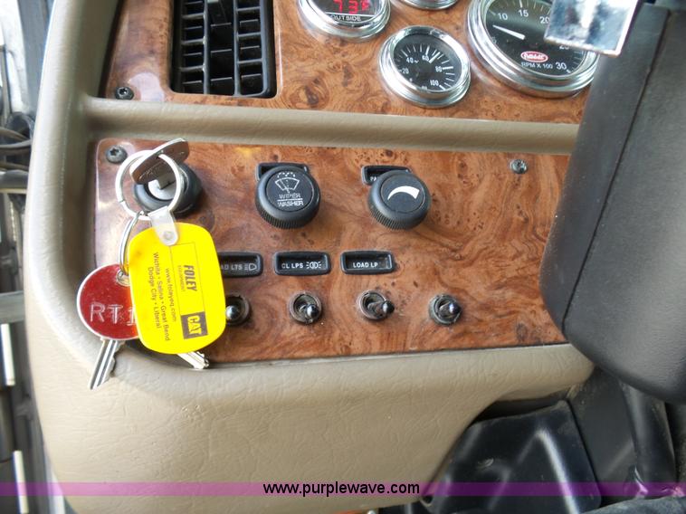 image for item L7023 2005 Peterbilt 379 semi truck