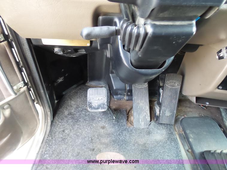 image for item L7023 2005 Peterbilt 379 semi truck