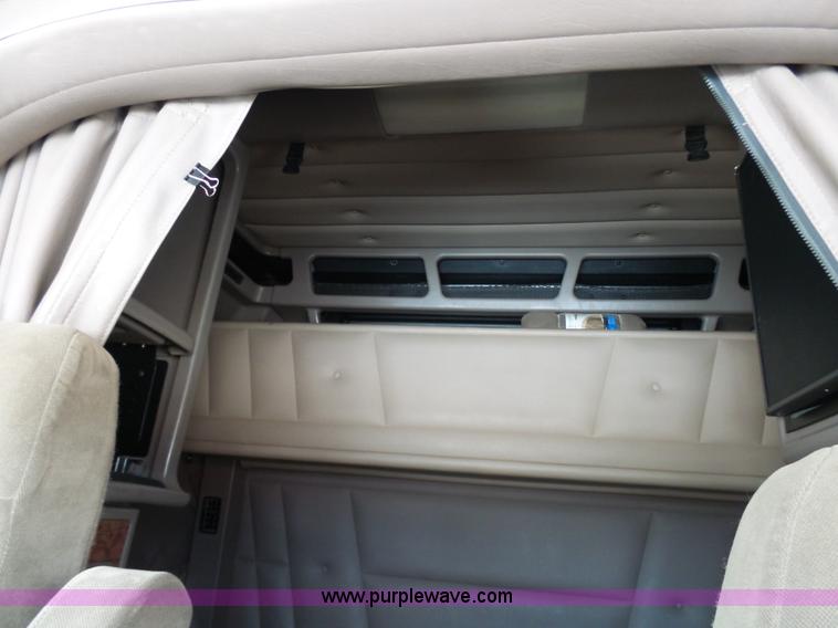 image for item L7023 2005 Peterbilt 379 semi truck