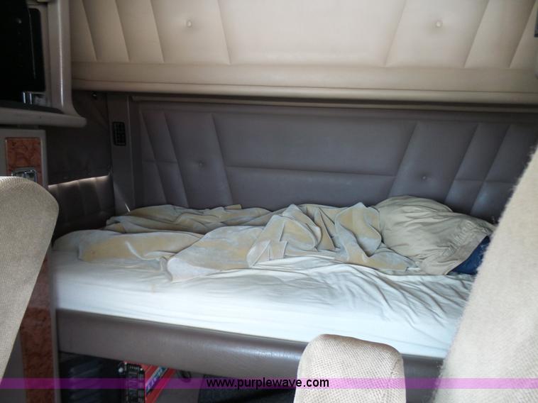 image for item L7023 2005 Peterbilt 379 semi truck