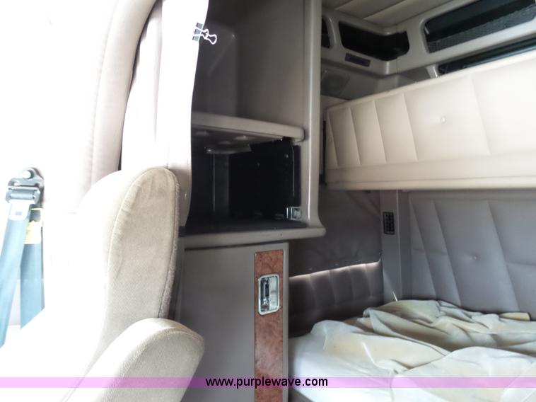 image for item L7023 2005 Peterbilt 379 semi truck