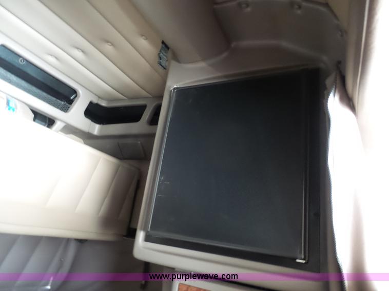 image for item L7023 2005 Peterbilt 379 semi truck