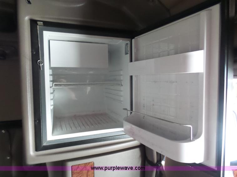 image for item L7023 2005 Peterbilt 379 semi truck