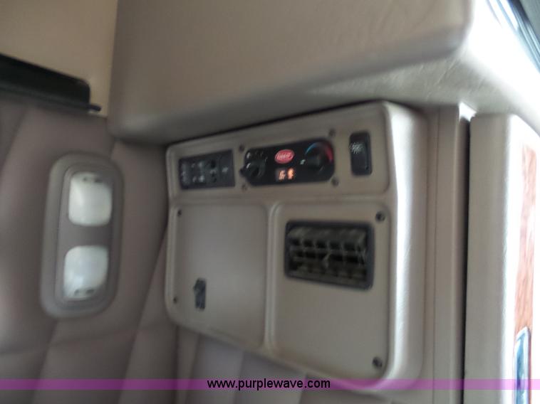 image for item L7023 2005 Peterbilt 379 semi truck