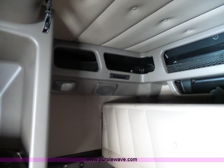 image for item L7023 2005 Peterbilt 379 semi truck