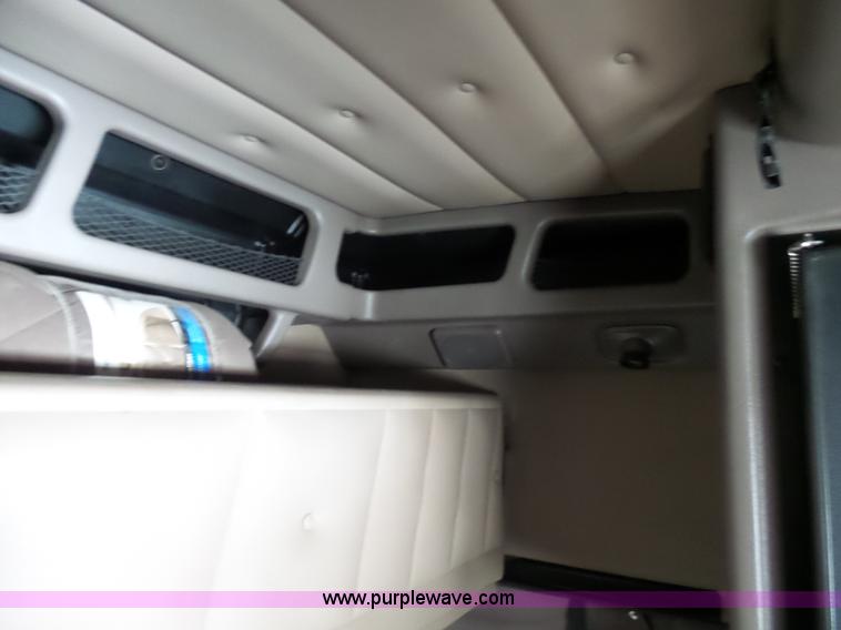 image for item L7023 2005 Peterbilt 379 semi truck