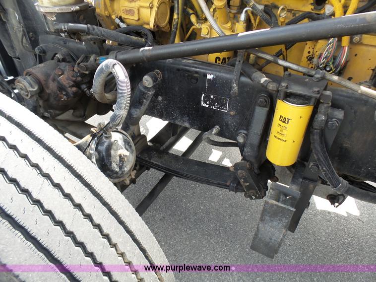 image for item L7023 2005 Peterbilt 379 semi truck