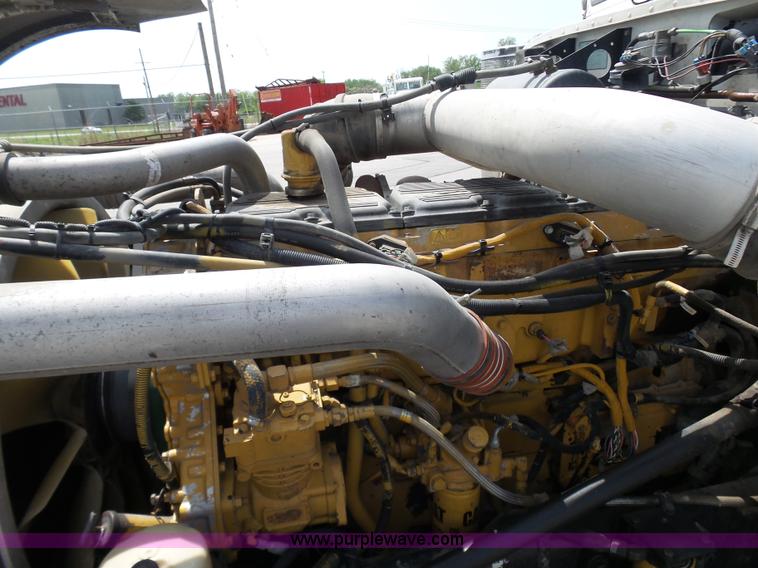 image for item L7023 2005 Peterbilt 379 semi truck