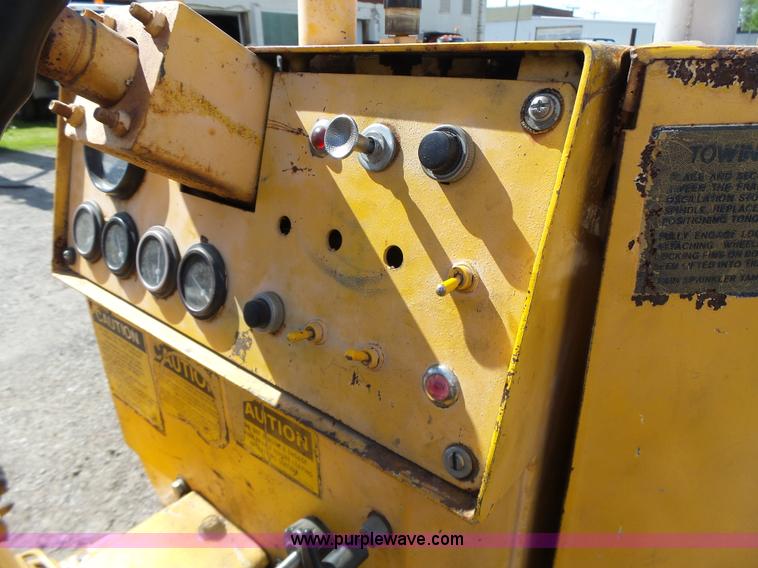 image for item L7232 Galion DU510086 vibratory double drum roller