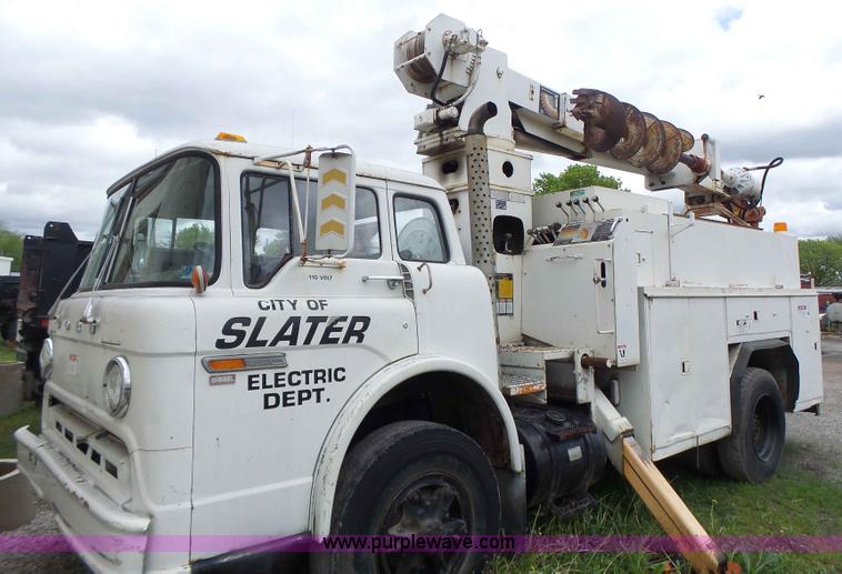 image for item L7233 1983 Ford C8000 digger derrick truck