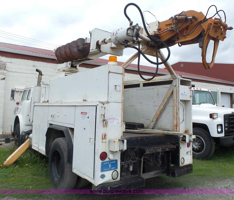 image for item L7233 1983 Ford C8000 digger derrick truck