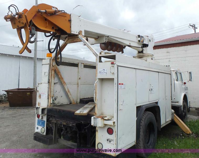 image for item L7233 1983 Ford C8000 digger derrick truck