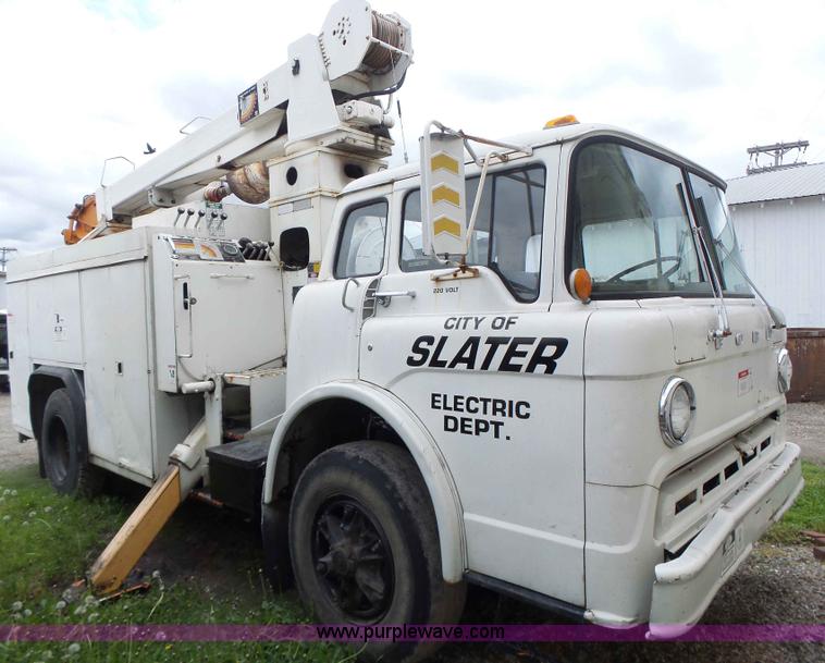 image for item L7233 1983 Ford C8000 digger derrick truck