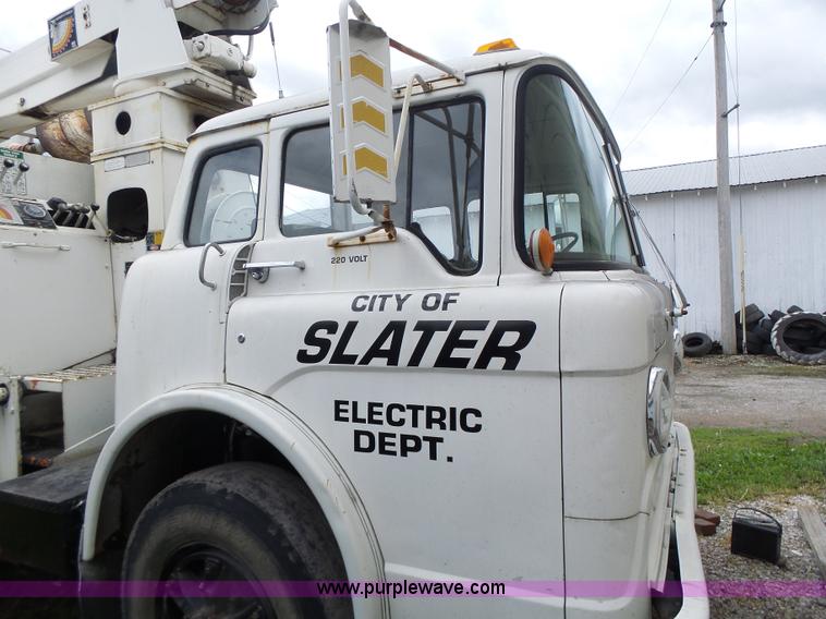 image for item L7233 1983 Ford C8000 digger derrick truck