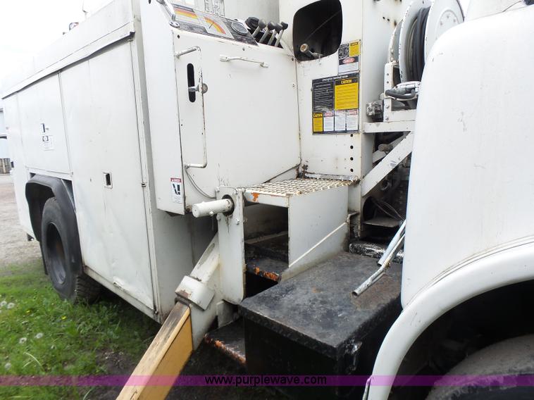 image for item L7233 1983 Ford C8000 digger derrick truck