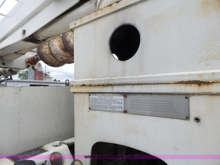 image for item L7233 1983 Ford C8000 digger derrick truck