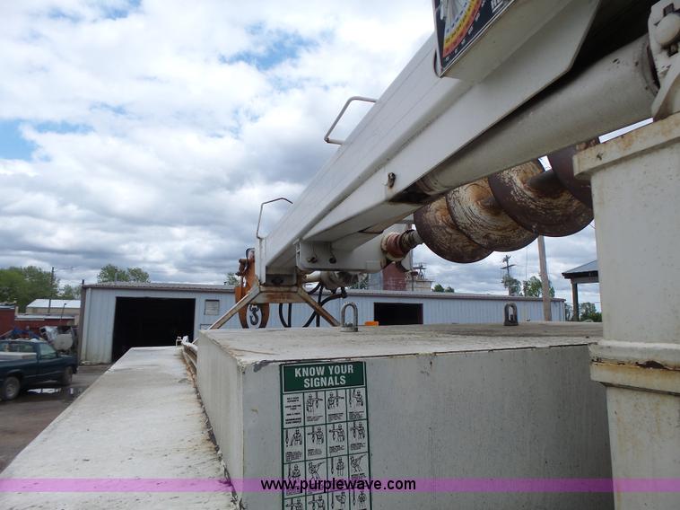 image for item L7233 1983 Ford C8000 digger derrick truck