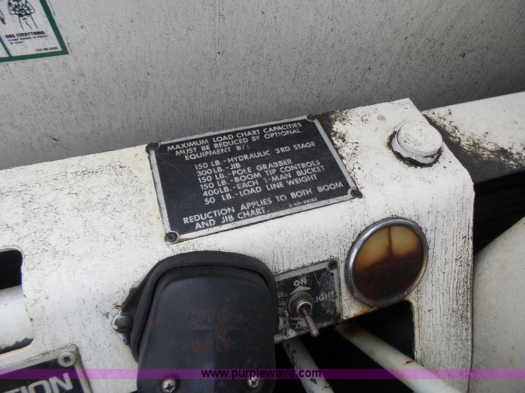 image for item L7233 1983 Ford C8000 digger derrick truck